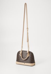 Braune Handtasche mit Muster und strukturierter Form, beigen Akzenten, doppelten Obergriffen und einem abnehmbaren Schultergurt. Details in goldfarbener Hardware.