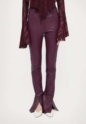 - Spodnie materiałowe