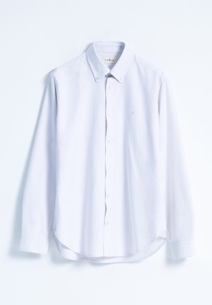 Camisa a rayas azul claro, con cuello abotonado, mangas largas, dobladillo curvado, tela suave con un leve brillo, pequeño logotipo bordado en el pecho.