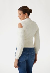 Guess FLAUSCHIGER ROLLKRAGEN - Jumper - weiß