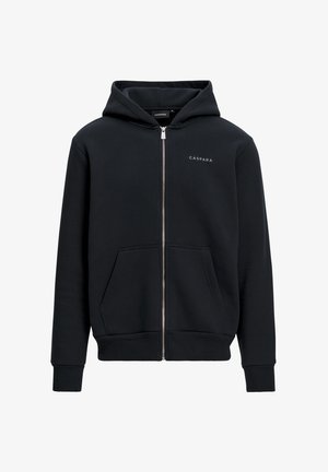 Svart zip-up hoodie i mjukt tyg, med en framficka, ribbade ärmslut och en huva. CASPARA-logotyp i vitt på bröstet.