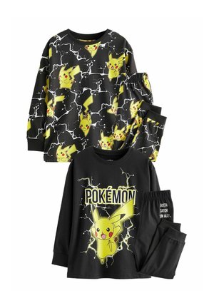 Musta pyjamakokonaisuus, jossa on Pikachu-kuvioita. Pitkähihainen paita sisältää graafisen suunnittelun salamoista, ja housuissa on joustava vyötärö.
