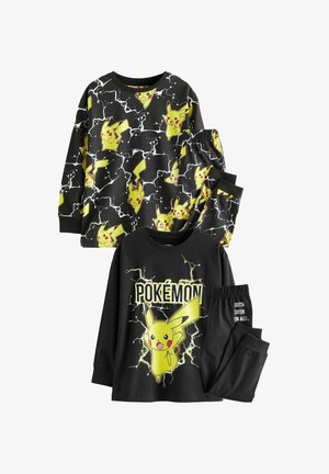 Crni set pidžame s grafikom Pikachua. Majica dugih rukava ima grafički dizajn s munjama, a hlače imaju elastičnu traku.
