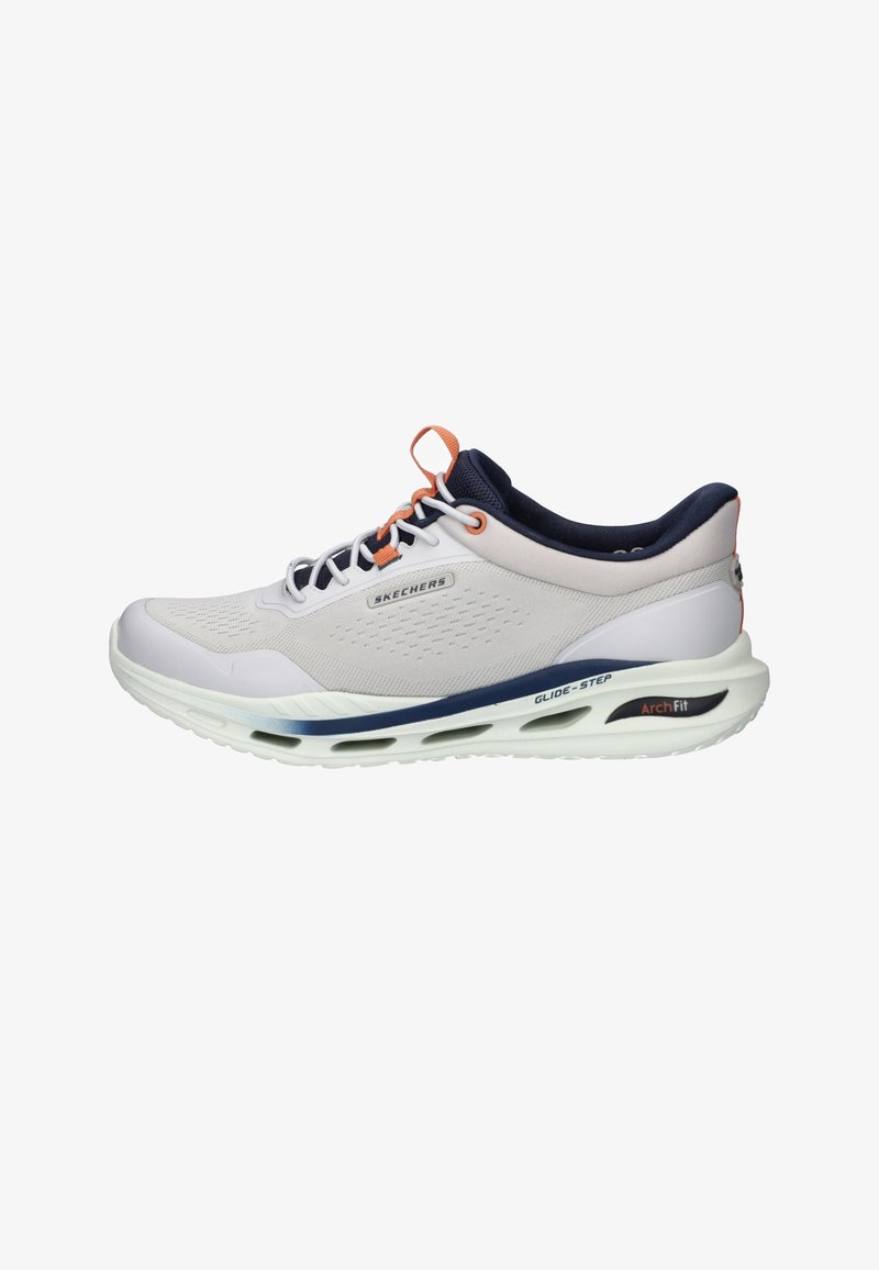Chaussure de sport Skechers blanche et marine avec des touches orange, design à lacets, tige respirante et semelle amortie Arch Fit étiquetée "Glide-Step."