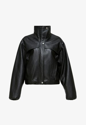Schwarze Leder-Cropped-Jacke mit hohem Kragen, die eine leicht strukturierte Oberfläche, Druckknöpfe und übergroße, puffige Ärmel aufweist.
