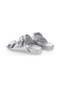 Sandales slip-on en cuir argenté avec deux boucles décoratives, un dessus texturé et une semelle plate et rembourrée pour le confort.