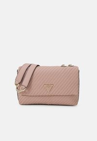 Gewebte rosa Handtasche mit strukturiertem Oberflächen, einem goldenen Logo-Dreieck-Detail und einem abnehmbaren Tragegurt. Verfügt über ein kompaktes Design und einen Klappenverschluss.