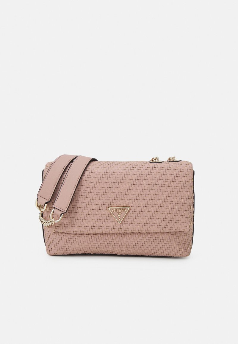 Gewebte rosa Handtasche mit strukturiertem Oberflächen, einem goldenen Logo-Dreieck-Detail und einem abnehmbaren Tragegurt. Verfügt über ein kompaktes Design und einen Klappenverschluss.