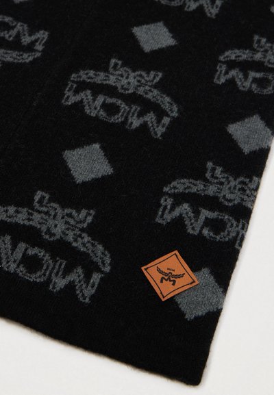 Cachecol preto feito de um tecido suave, com um padrão repetido de logótipos cinza-escuro e pequenos quadrados, possuindo uma etiqueta de marca castanha no canto.