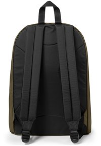 Zaino nero e verde oliva con spallacci imbottiti, manico superiore e tessuto liscio e resistente con una forma strutturata.