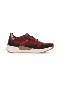 Sneaker rossa e marrone realizzata in suede e tessuto. Presenta una soletta bianca e lacci neri con accenti bronzo sul tallone.
