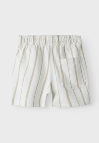 Lette vævede shorts i hvid med beige lodrette striber, som har en elastisk talje og en enkelt baglomme.