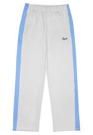 Białe spodnie sportowe z jasnoniebieskimi bocznymi panelami, elastycznym pasem, dwiema bocznymi kieszeniami oraz czarnym logo z przodu po lewej stronie.