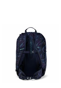 Sac à dos bleu foncé avec des lignes géométriques violettes et bleues, dos rembourré, bretelles réglables aux épaules, desu et de taille, et une poignée de transport supérieure.