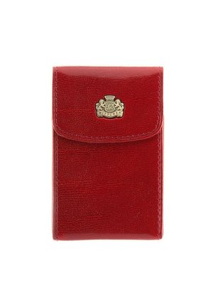 Rood leren portemonnee met een gestructureerd oppervlak, ronde hoeken en een voorflap. Bevat een goudkleurig embleem met "Wittchen" erop gegraveerd.