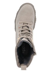 Beżowe zamszowe botki za kostkę z okrągłym czubkiem, płaską gumową podeszwą, sznurowanym przodem, złotymi akcentami oraz teksturowanym wnętrzem.