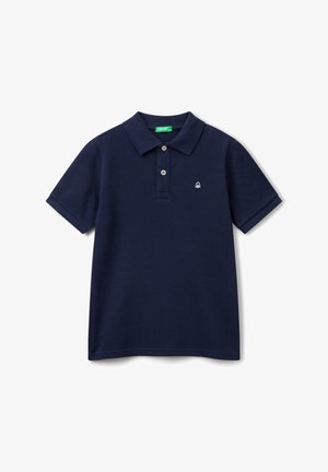 Polo bleu marine en coton doux, avec un col, des manches courtes, une patte de boutonnage à trois boutons et un petit logo brodé.