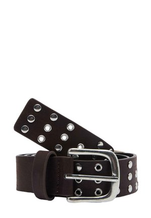 Mørkebrun læderbælte med sølv metalnitter og en sølv rektangulær spænde, rullet sammen på en hvid baggrund.