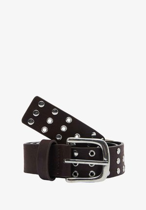 Temno rjav usnjen pas s srebrnimi kovinskimi zakovicami in srebrno pravokotno sponko, zvit na belem ozadju.