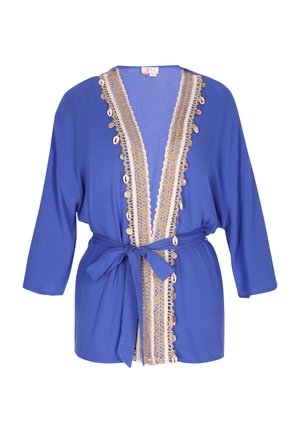 Modrý kimono stylový župan s 3/4 rukávy, zdobený béžovou krajkou a zlatými akcenty podél výstřihu a přední části, zatažený v pase.