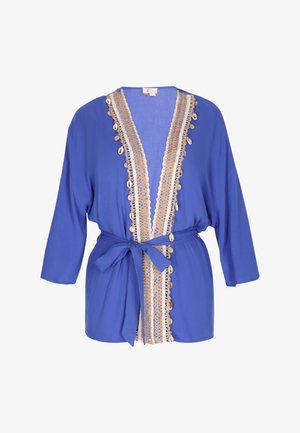 Bata de estilo kimono azul con mangas 3/4, adornada con encaje beige y detalles dorados a lo largo del escote y la parte delantera, atada a la cintura.