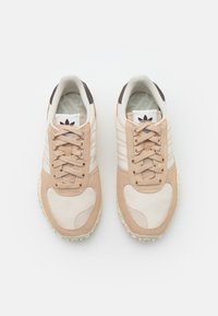 adidas Originals RETROPY E5 WRP UNISEX - Tenisky - magic beige/off white/sand strata