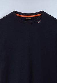 Marineblaues Sweatshirt mit Rundhalsausschnitt, geripptem Kragen, kleinem rot-weißen Nahtdetail an der Schulter und orangefarbenem Nackenband mit Markentext.