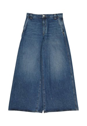 Wijde blauwe denim jeans met voorzakken, riemlussen en een knoopsluiting in de taille, plat gelegd op een witte achtergrond.