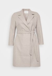 Cappotto di lana beige chiaro con maniche lunghe, colletto a rever e vita stretta. Presenta una texture liscia e una vestibilità su misura.