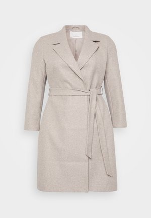 Licht beige wollen jas met lange mouwen, notch kraag en ceintuur in de taille. Kenmerkt zich door een gladde textuur en een op maat gesneden pasvorm.