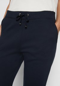 Tommy Hilfiger HERITAGE PANTS - Pantalones deportivos - midnight