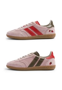 Paire de baskets en suède rose avec semelles en gomme, rayures rouges et olive, accents rouges au talon et motifs de fraises brodés sur les côtés.