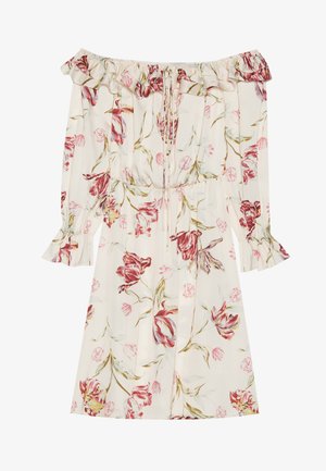 Vestido floral off-shoulder con mangas cortas con volantes. Hecho de una tela ligera, con un fondo crema y flores rojas y rosas con hojas verdes.