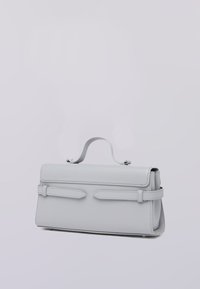 Grijze leren handtas met een gestructureerd ontwerp, platte handgreep en twee decoratieve banden aan de voorkant. Gladde textuur en minimalistische accenten.