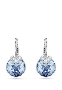 Boucles d'oreilles à vis avec des cristaux ronds bleu clair, ornées d'un accent courbé en ton argent, détaillées avec de petites pierres claires sur le dessus.