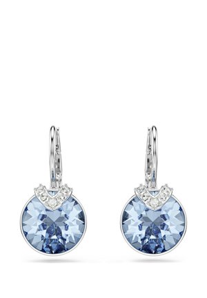 Schraub-Ohrringe mit runden hellblauen Kristallen und einer silberfarbenen gebogenen Akzentuierung, die mit kleinen klaren Steinen oben verziert ist.