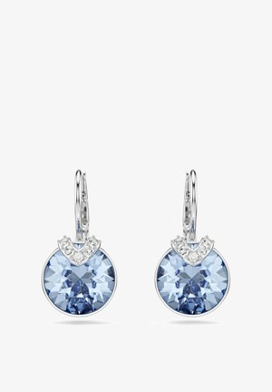 Orecchini a vite con cristalli tondi azzurri chiari e un accentuato curvo in tono argento, decorati con piccole pietre trasparenti sulla parte superiore.