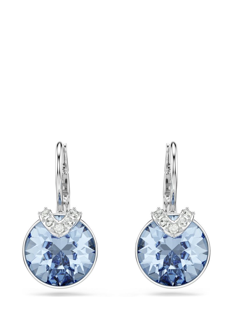 Boucles d'oreilles à vis avec des cristaux ronds bleu clair, ornées d'un accent courbé en ton argent, détaillées avec de petites pierres claires sur le dessus.