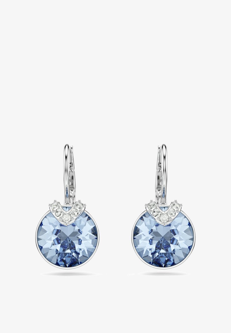 Boucles d'oreilles à vis avec des cristaux ronds bleu clair, ornées d'un accent courbé en ton argent, détaillées avec de petites pierres claires sur le dessus.