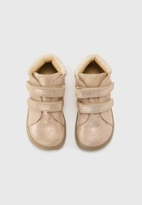 Bottes de cheville roses pailletées avec deux bandes Velcro, doublure en fausse fourrure, embout arrondi et semelle en caoutchouc. Texture lisse avec des accents brillants.