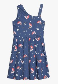 Modré květované šaty s jedním ramenním popruhem, plisovanou sukní a drobnými červenými a bílými květinovými vzory na jemné tkanině.