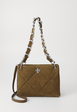 Sac à main en daim marron avec un design matelassé, une chaîne en argent, et un petit logo en relief à l'avant. Comprend une bandoulière amovible.