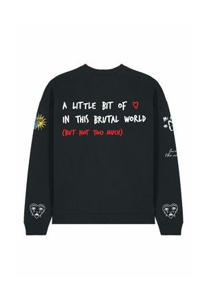 Fekete pulóver, vastag fehér és piros felirattal a hátoldalon, a ujjain nap és szív grafikákkal. Pamut anyagból készült, kerek nyakkivágással.