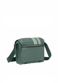 Borsa a tracolla verde rettangolare realizzata con materiali riciclati. Presenta due righe verticali, una tracolla regolabile e una tasca frontale con zip.