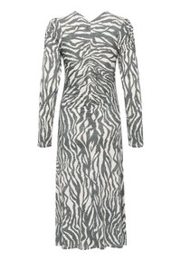 Rochie cu mânecă lungă și decolteu în V, având un model cu print de zebra alb-negru, detalii cu plissé și o siluetă ajustată.