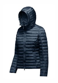 Giacca puffer blu navy con cappuccio, caratterizzata da un design trapuntato, con zip frontale e tasche laterali. Materiale esterno liscio e lucido con texture minima.