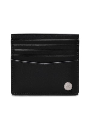 Zwarte leren kaartenhouder met meerdere kaartsleuven, een soepele textuur en een zilveren logo-accent in de rechteronderhoek.