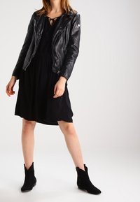 Custommade Vapaa-ajan mekko - black