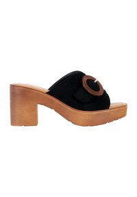 Sandale à plateforme en cuir suédé noir avec un talon en bois épais et un accent circulaire marron sur le dessus. Détails texturés sur l'accent.