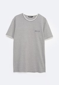 Camiseta gris de manga corta con cuello redondo y ribete blanco. Presenta un patrón texturizado a rayas y un pequeño logo "BIG STAR" en gris oscuro.